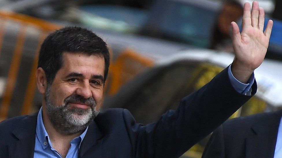 Jordi Sanchez waves as he arrives at the High Court in Madrid on 16 October