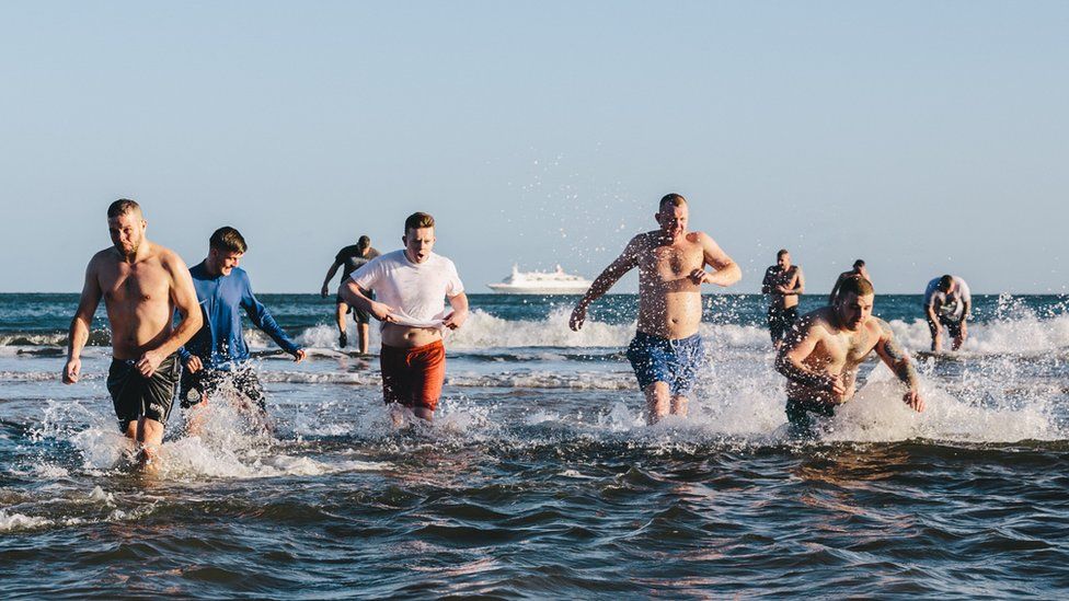 Boxing Day Dippers Brave Chilly North Sea Bbc News