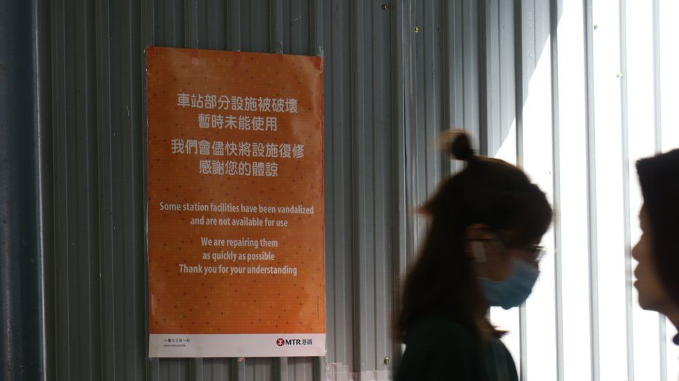 港铁大学站西侧港中大内的一面海报(6/1/2020)