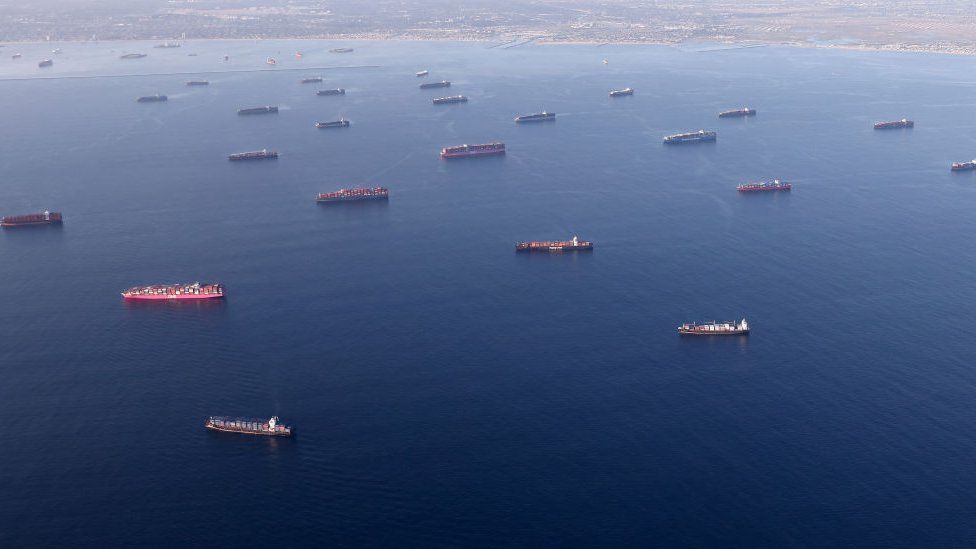 контейнеровозы стоят на якоре в портах Лонг-Бич и Лос-Анджелес