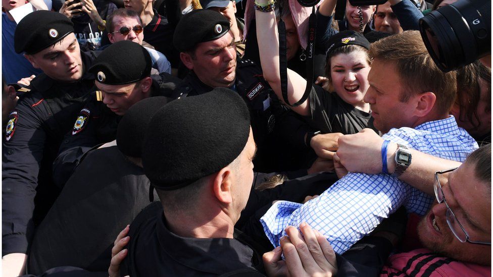 Police seize Alexei Navalny in Moscow, 5 May