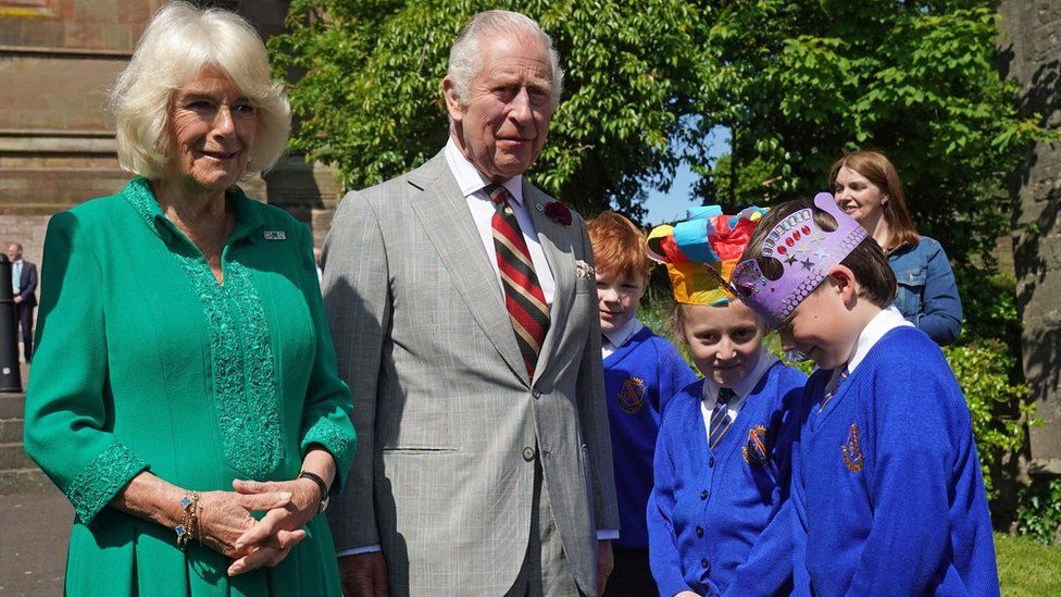 The King and Queen met 8  twelvemonth  olds Camilla Nowawakowska and Charles Murray extracurricular  the cathedral