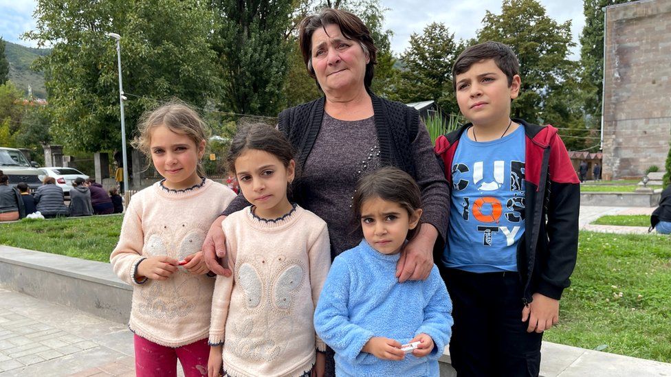 Малина и четверо ее внуков в армянском городе Горис