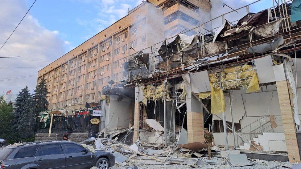 Вид на здание ресторана, сильно пострадавшего в результате российского ракетного удара во время нападения России на Украину, в центре Краматорска, Донецкая область, Украина, 27 июня 2023 г.