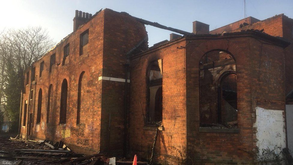 Bedford fire: NHS health complex severely damaged - BBC News