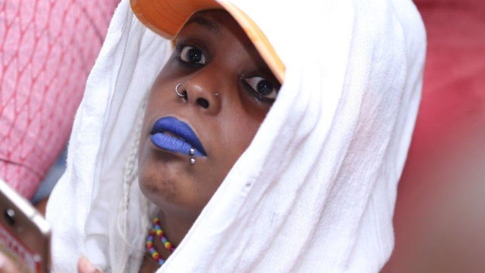Член организации «Лесбиянки, геи, бисексуалы и трансгендеры» (ЛГБТ) отреагировал на решение Верховного суда Кении оставить в силе уголовный кодекс британской эпохи, предусматривающий уголовную ответственность за гомосексуальные отношения (Фото: 24 мая 2019 г.)