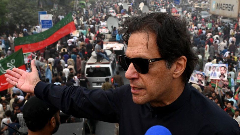 На этой фотографии, сделанной 1 ноября 2022 года, бывший премьер-министр Пакистана Имран Хан выступает во время антиправительственного марша в Гуджранвале. - Хан был ранен в ногу на политическом митинге 3 ноября 2022 года, но его состояние стабильное, - сказал помощник.