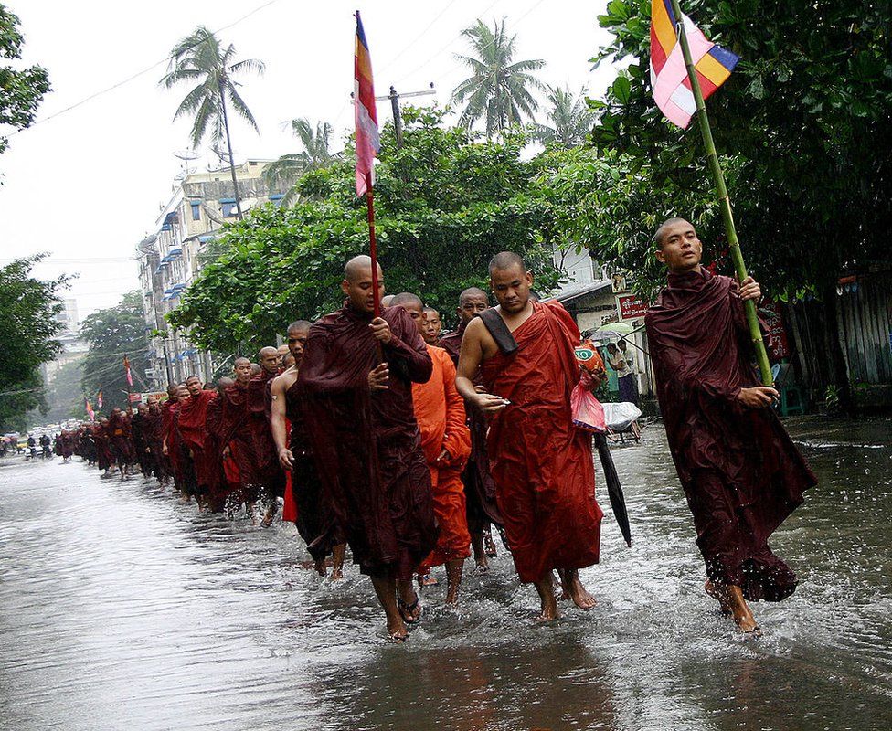 Буддийские монахи маршируют по улице в Янгоне, Мьянма, 20 сентября 2007 г.