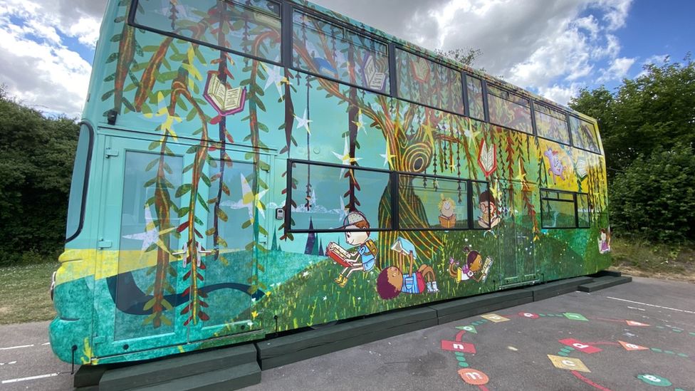 Bourn school transforms bus into library in memory of pupil - BBC News