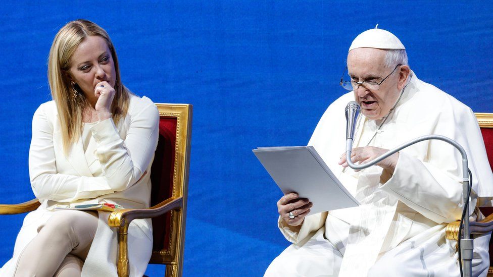 Папа Франциск читает свою речь вместе с премьер-министром Италии Джорджией Мелони