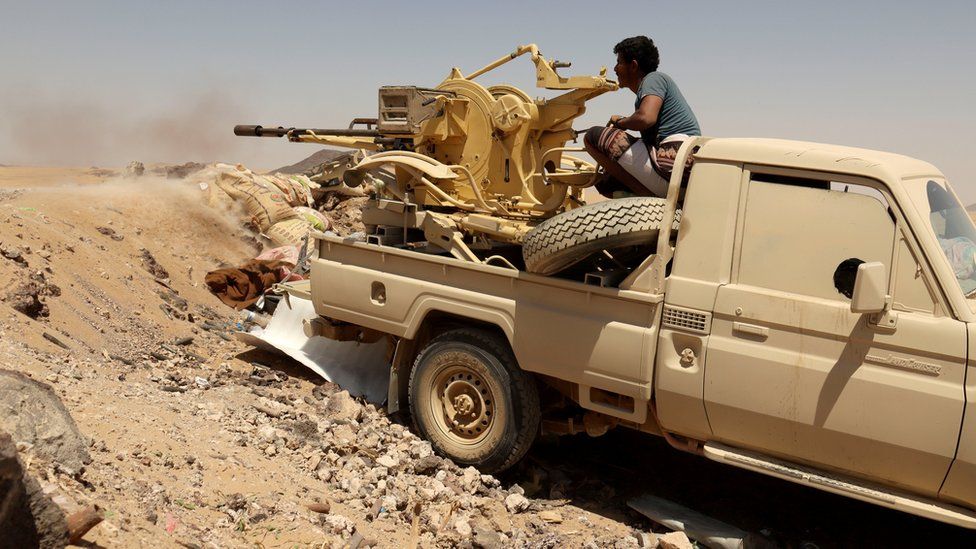 Проправительственный боец ​​Йемена стреляет из установленного на автомобиле оружия по повстанцам-хуситам на линии фронта в провинции Мариб, Йемен (28 марта 2021 г.)