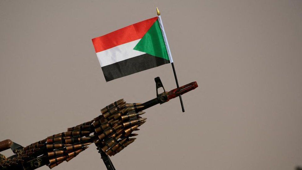 Национальный флаг Судана прикреплен к пулемету солдат Сил оперативной поддержки (RSF) в 2019 году