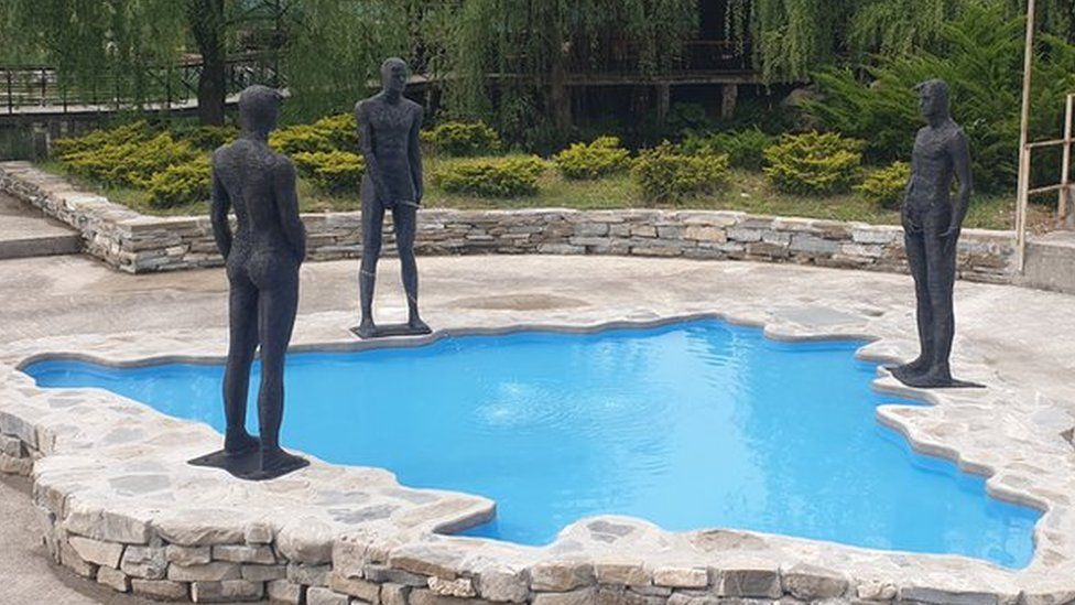 Three figures urinate in a pool shaped like Bosnia and Hercegovina