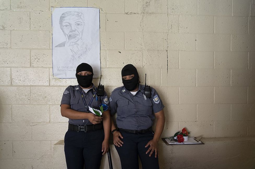 Guardias de prisión con pasamontañas para proteger sus identidades en el penal de Quezaltepeque, El Salvador. 9 de noviembre, 2018.