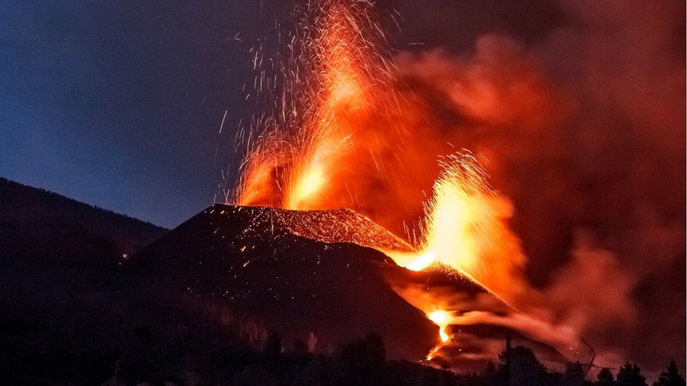 Извержение лавы из вулкана Кумбре Вьеха