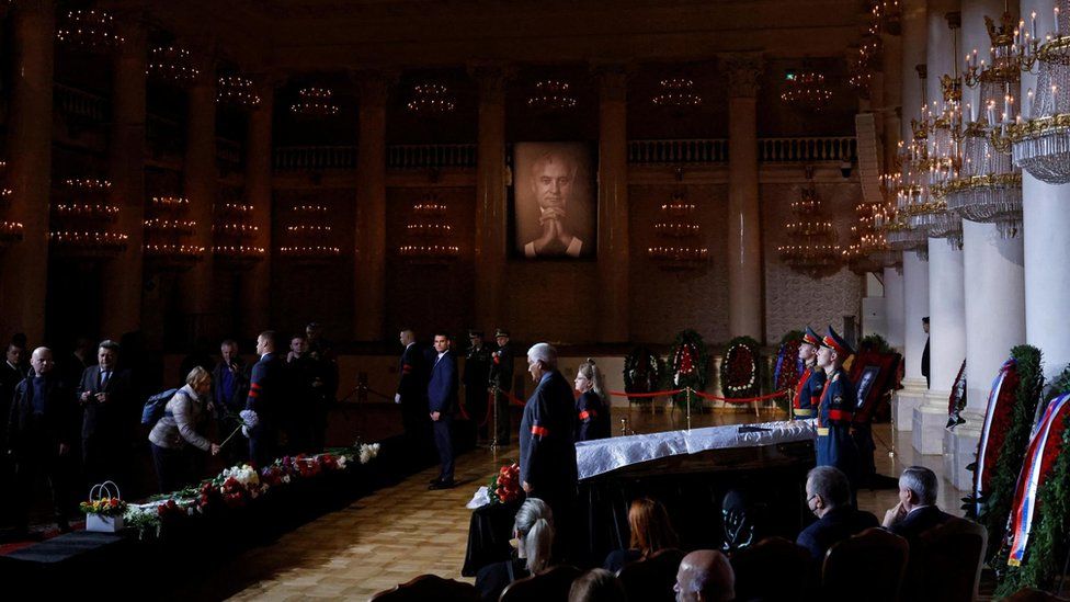 Mourners attend a memorial service for Mikhail Gorbachev, the last leader of the Soviet Union, at the Columned Hall of the House of Unions in Moscow, Russia September 3, 2022.