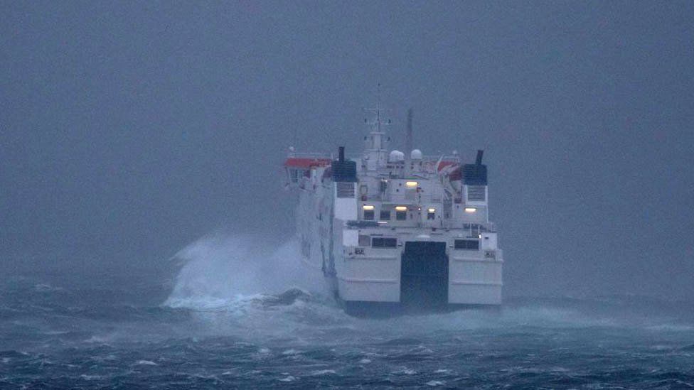 Ferry Hamnavoe leaving Scrabster for Orkney on Thursday morning