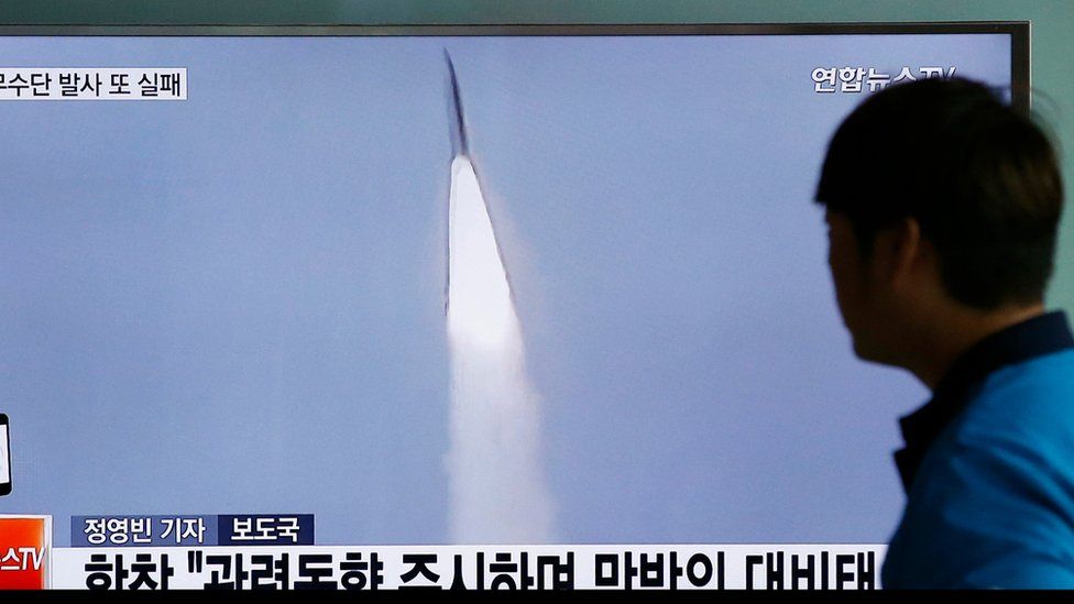 A man in Seoul watches a TV report about North Korea's missile launch (31 May 2016)