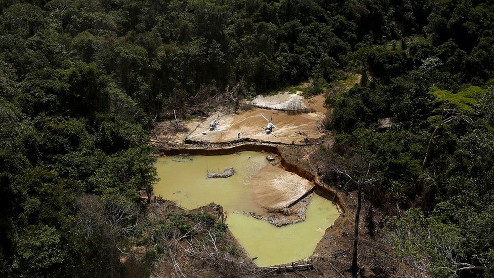 Незаконный золотой рудник на земле коренных народов в самом сердце тропических лесов Амазонки, в штате Рорайма, Бразилия