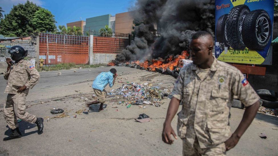 Шины горят после того, как несколько профессиональных ассоциаций и предприятий призвали к всеобщей забастовке, чтобы осудить небезопасную обстановку в Порт-о-Пренсе 18 октября 2021 года