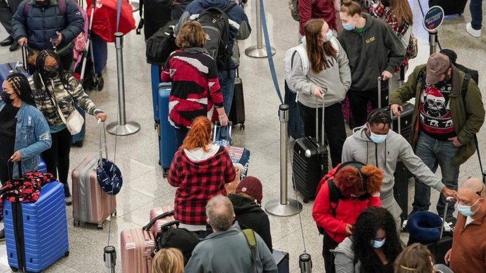 People queue for check-in at Atlanta's airport. Photo: 22 December 2021