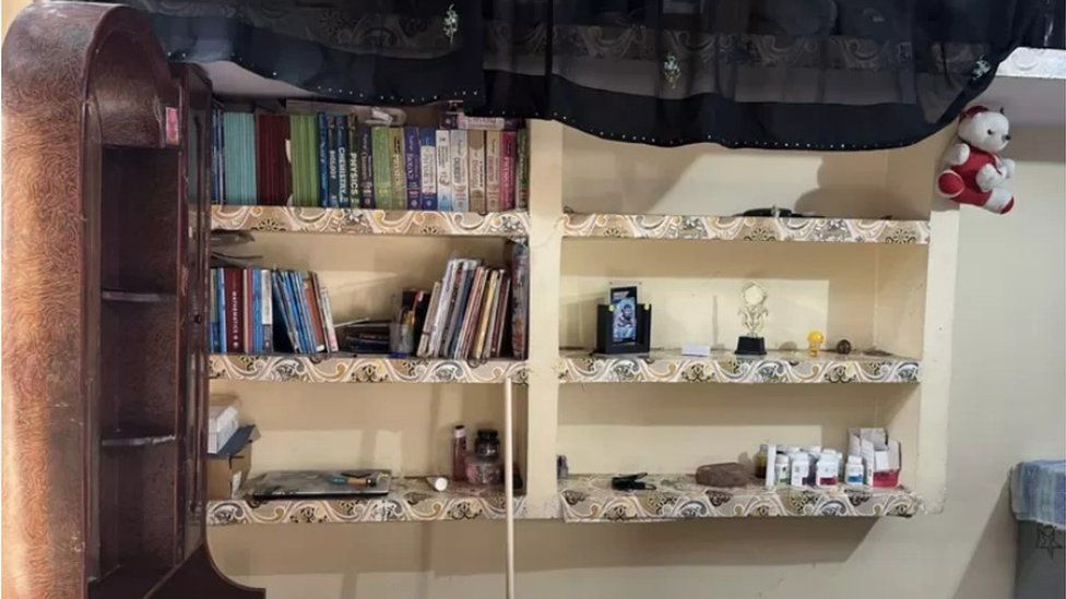 Стопка книг аккуратно разложена в комнате Аюши