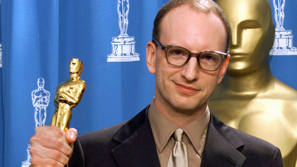 Steven Soderbergh with his Oscar for best director at the 2001 Academy Awards