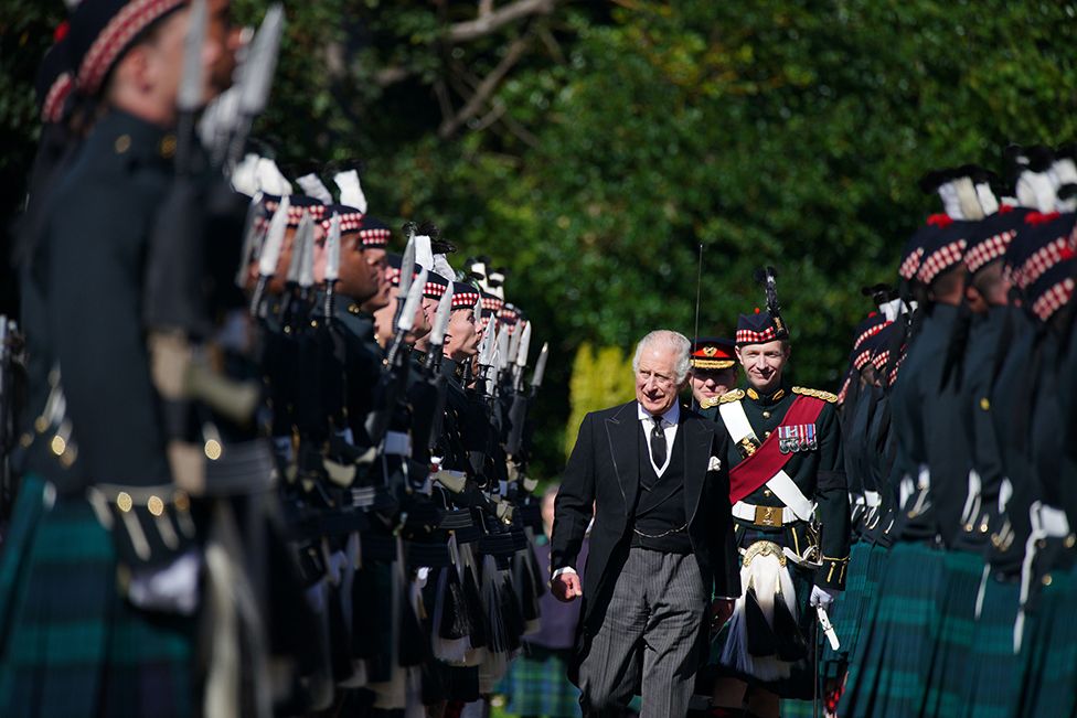 Король Карл III осматривает почетный караул по прибытии на церемонию передачи ключей во дворце Холирудхаус в Эдинбурге 12 сентября