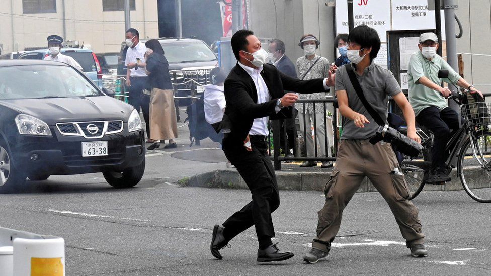 Police officer confronting gunman