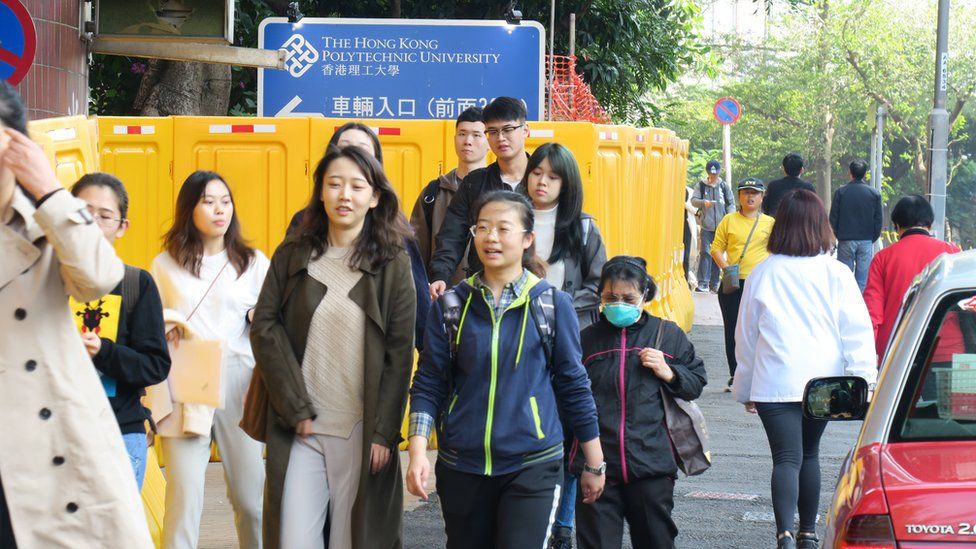 香港理工大学南面正门的围板(3/1/2020)