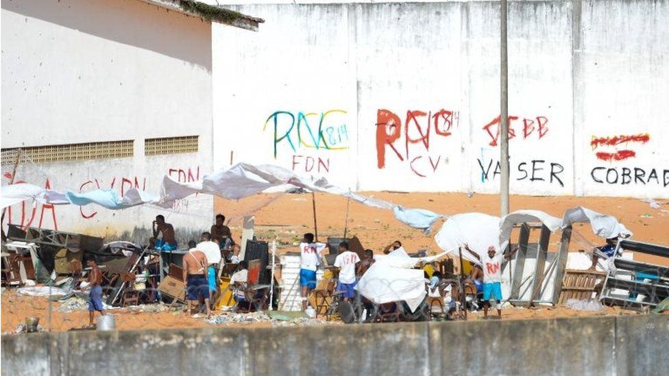 Заключенные во время беспорядков в пенитенциарном центре Алькакуз недалеко от Натала в Риу-Гранди-ду-Норти, Бразилия, 17 января 2017 г.
