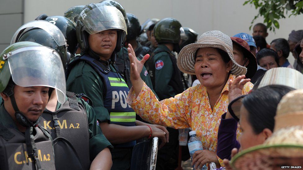 Cambodian rights activists protest next to the Australian embassy in Phnom Penh on September 26, 2014