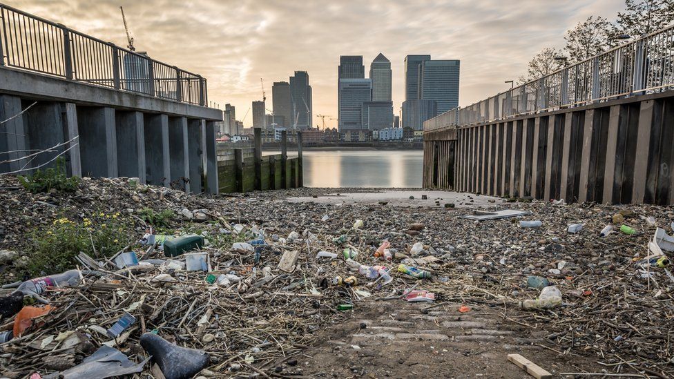 Basura acumulada frente al río Támesis, frente al distrito financiero de Londres.