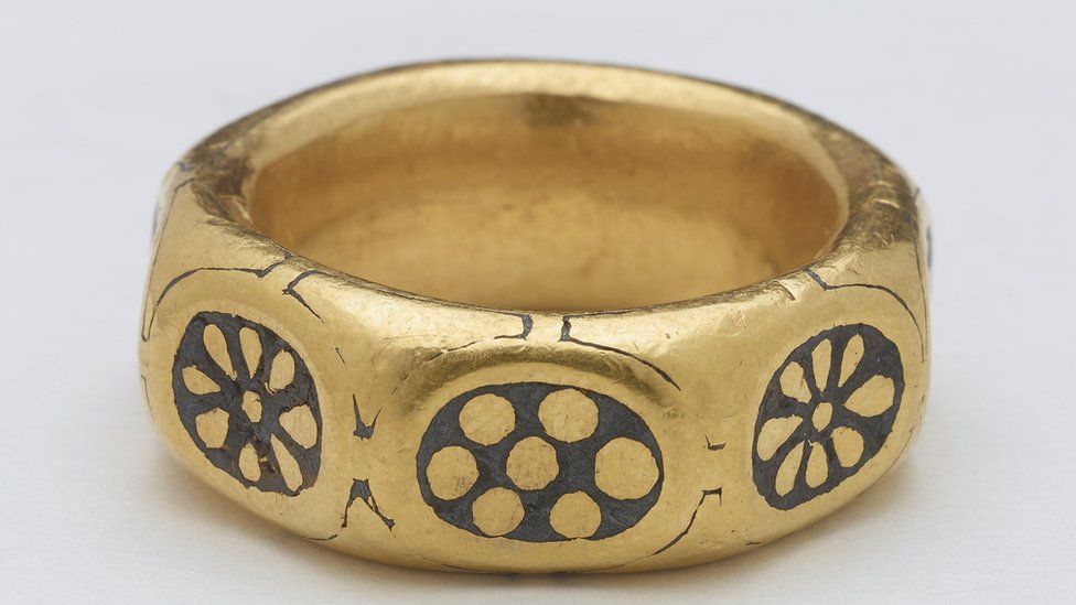 Octagonal gold ring