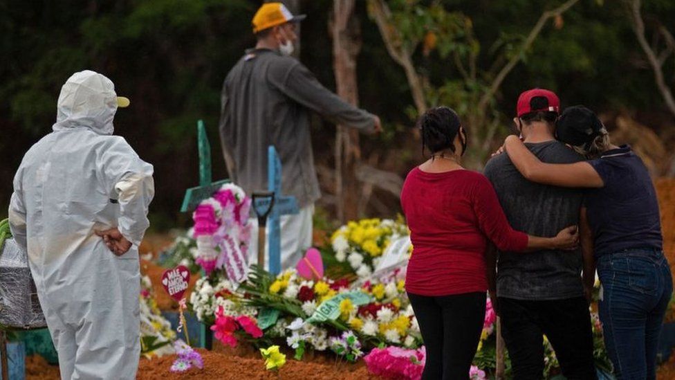 Родственники присутствуют на захоронении жертвы COVID-19 на кладбище Носа-Сеньора-Апаресида в Манаусе, Бразилия, 15 апреля