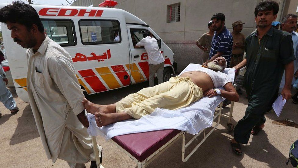 A man affected by the heat is rushed to a hospital for treatment in Karachi, Pakistan, 25 June 2015.