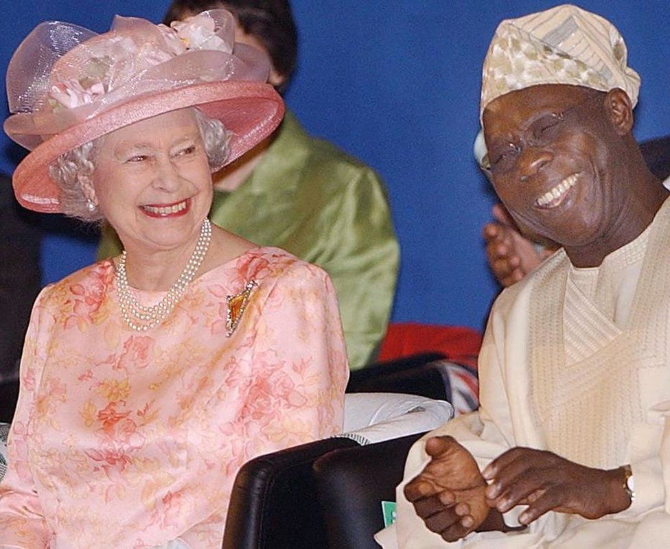 La Reine avec Olusegun Obasanjo en 2003