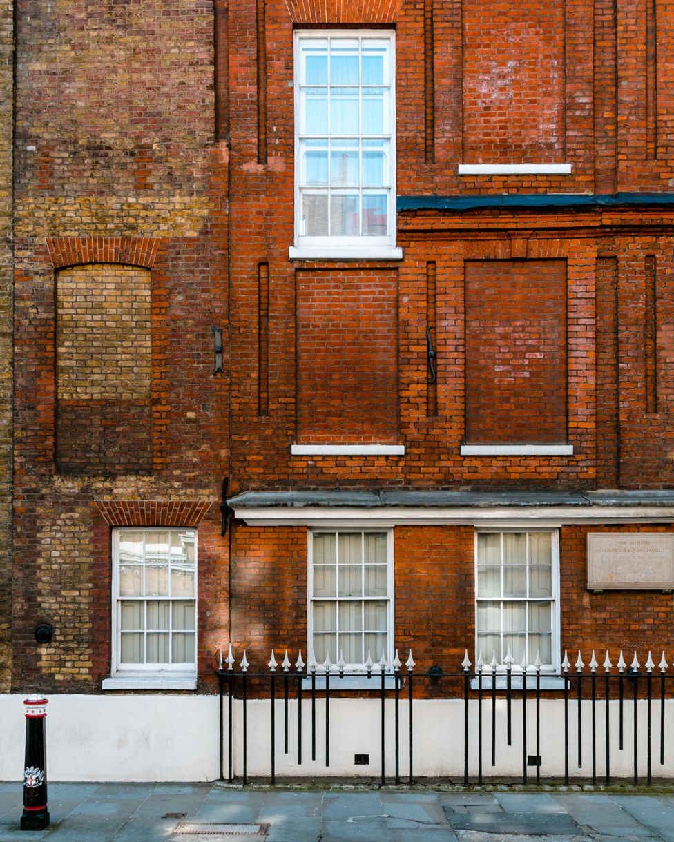 Здание со смесью заблокированных и незаблокированных окон на Чизвелл-стрит, Лондон, около 1701 г.
