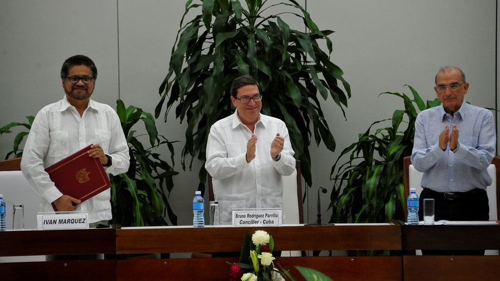 Cuban Foreign Affairs Minister Bruno Rodriguez Parrilla (C) applauds after FARC-EP leftist guerrilla commander Ivan Marquez (L) and the head of the Colombian delegation for peace talks Humberto de la Calle (R) signed a new peace agreement in Havana, on November 12, 2016.