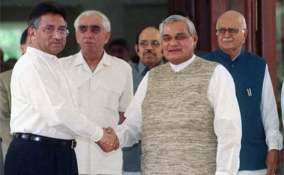 Премьер-министр Индии Атал Бихари Ваджпаи приветствует президента Пакистана Первеза Мушаррафа перед их саммитом в Агре, штат Уттар-Прадеш, Индия. Саммит в Агре был исторической двухдневной встречей на высшем уровне между Индией и Пакистаном, которая длилась с 14 по 16 июля 2001 г.