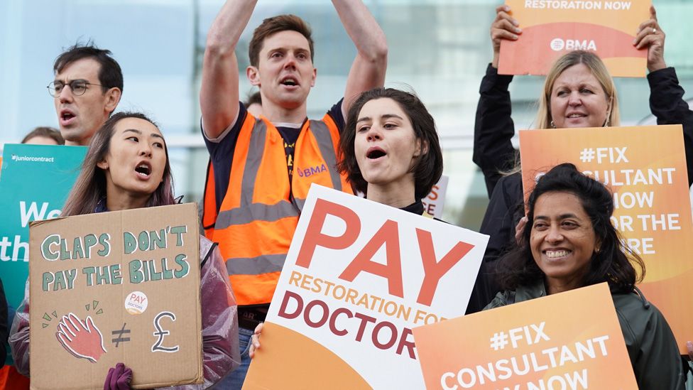 Junior doctors and medical consultants on the picket line