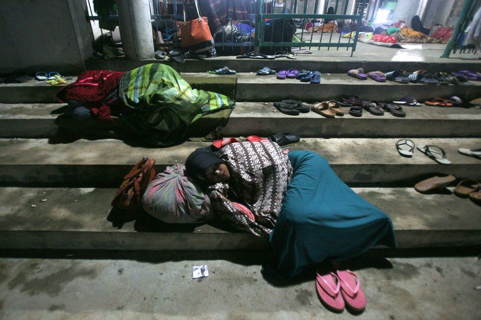 Earthquake survivors sleep on the ground outside a mosque turned into a temporary shelter in Ulim, Aceh province, Indonesia, Thursday, 8 December 2016.