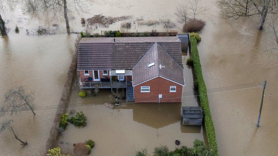 Storm Franklin Floods: Имущество окружено паводковыми водами после того, как река Северн вышла из берегов в Бьюдли в Вустершире, 22 февраля 2022 г.