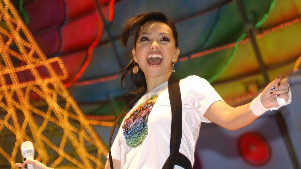 Taiwanese pop diva A-Mei performs during a gay parade in Taipei (13 October 2007)