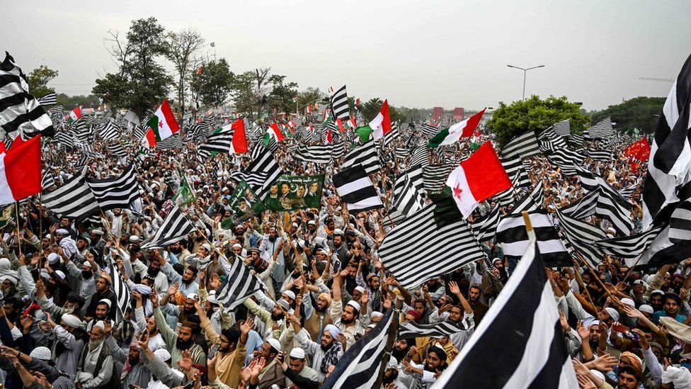 Supporters of Islamic political party Jamiat Ulema-e-Islam (JUI-F) wave flags during an anti-government "Azadi (Freedom) March" in Islamabad on November 1, 2019