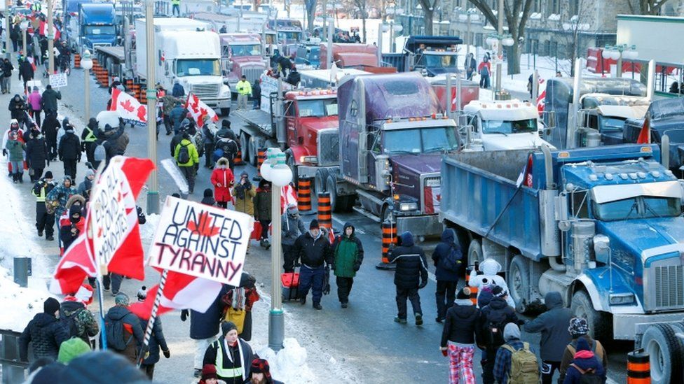 Freedom Convoy: Truckers cause chaos in Ottawa after second day of protests  - BBC News