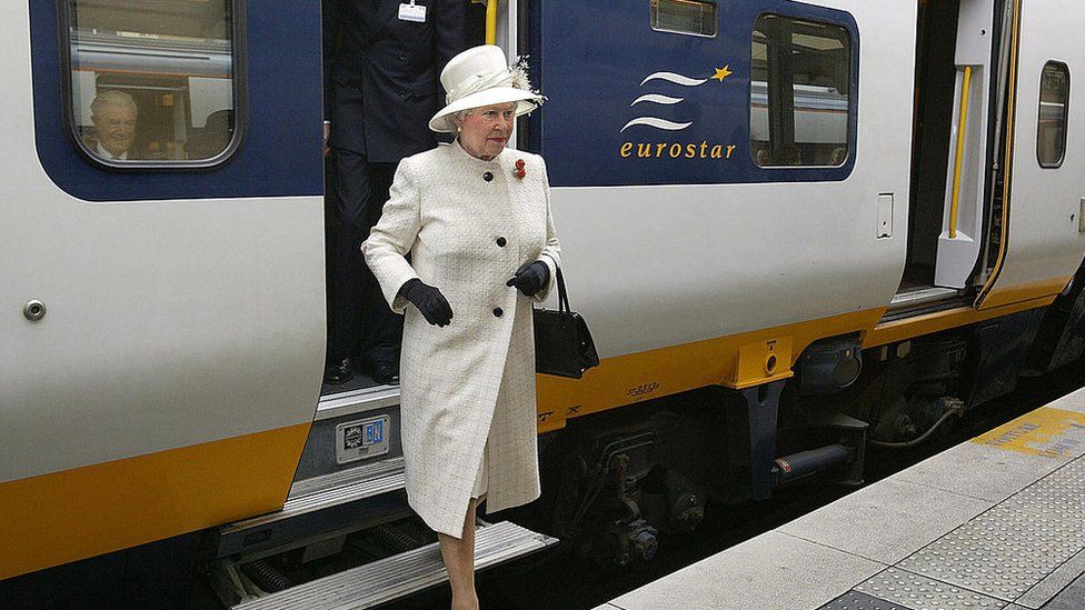 Queen Elizabeth II arriving in Paris