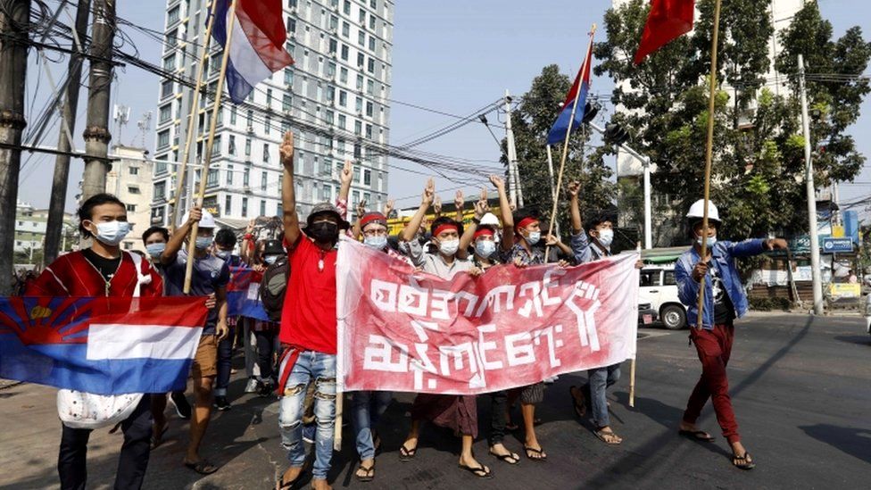 Протестующие показывают салют тремя пальцами в Янгоне, Мьянма