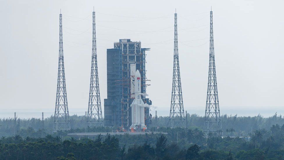 Основной модуль китайской космической станции Tianhe в сочетании с ракетой Long March-5B Y2 стоит на стартовой площадке космического корабля Вэньчан