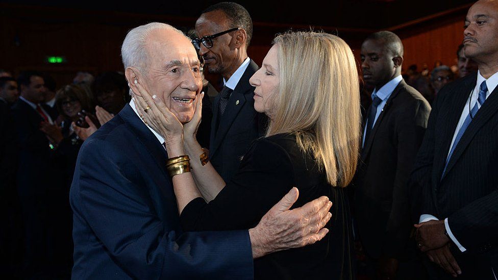 Shimon Peres with Barbara Streisand (June 2013)